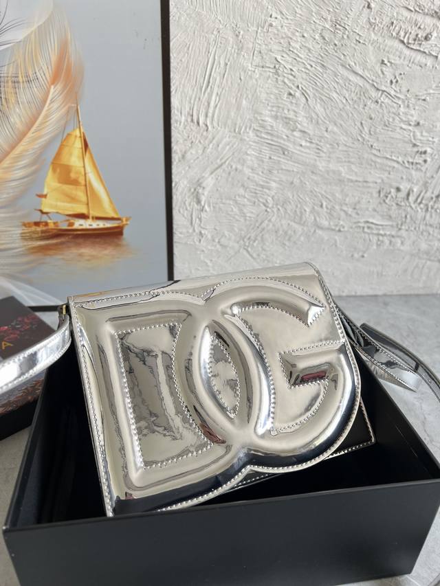 顶级原单 新色漆皮银色 Dg New Logo Bag 系列全新小号完全采用小牛皮制成，可轻松收纳各式常用物件。包身正面点缀高频工艺 Dg 徽标： 小牛皮衬里、