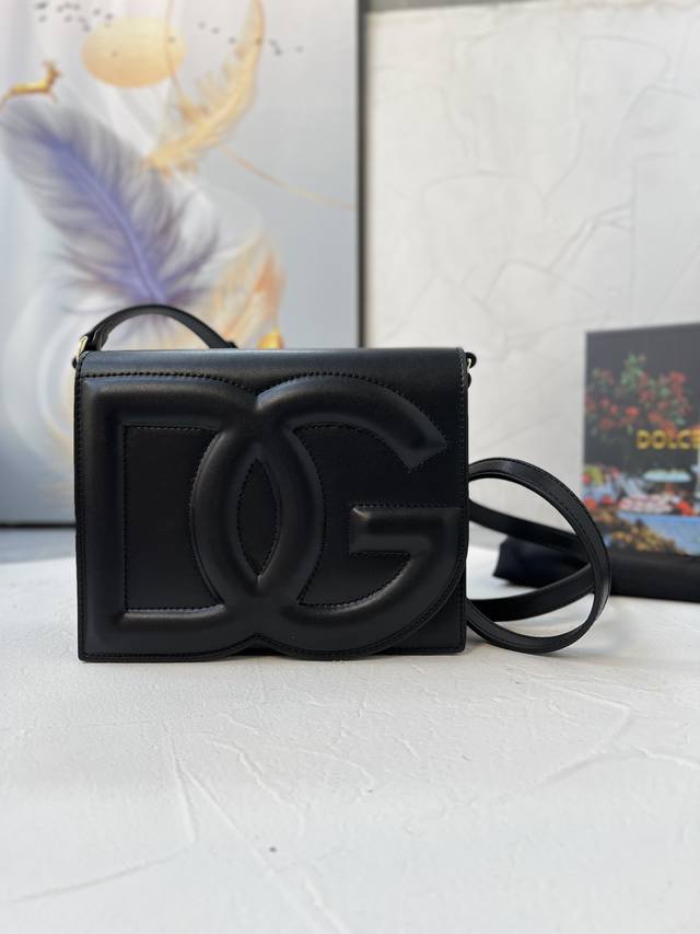 顶级原单 Dg New Logo Bag 系列全新小号完全采用小牛皮制成，可轻松收纳各式常用物件。包身正面点缀高频工艺 Dg 徽标： 小牛皮衬里、拉链口袋与双收