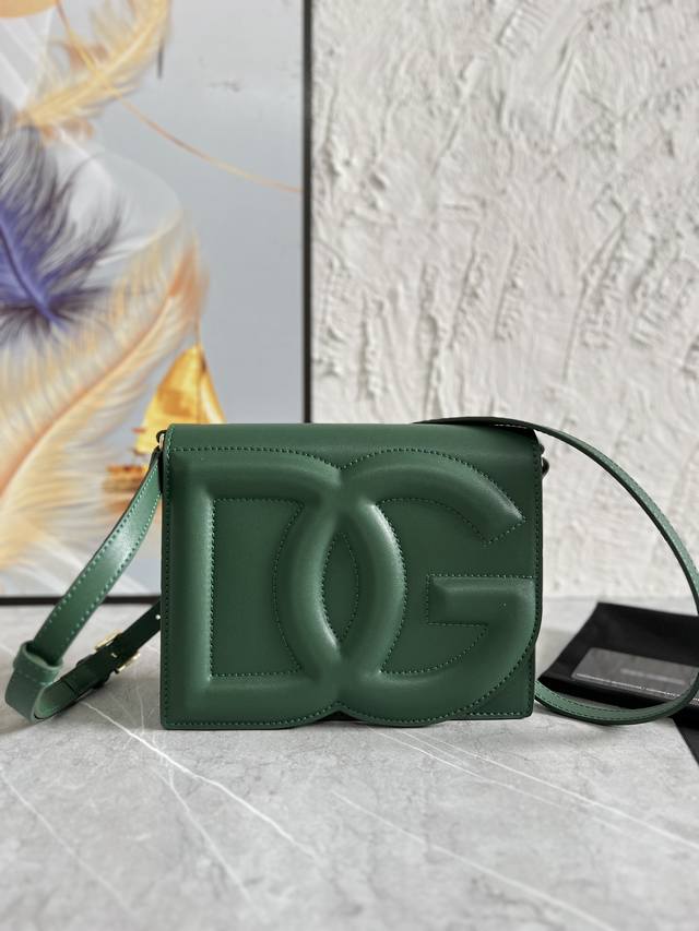 顶级原单 新色 Dg New Logo Bag 系列全新小号完全采用小牛皮制成，可轻松收纳各式常用物件。包身正面点缀高频工艺 Dg 徽标： 小牛皮衬里、拉链口袋