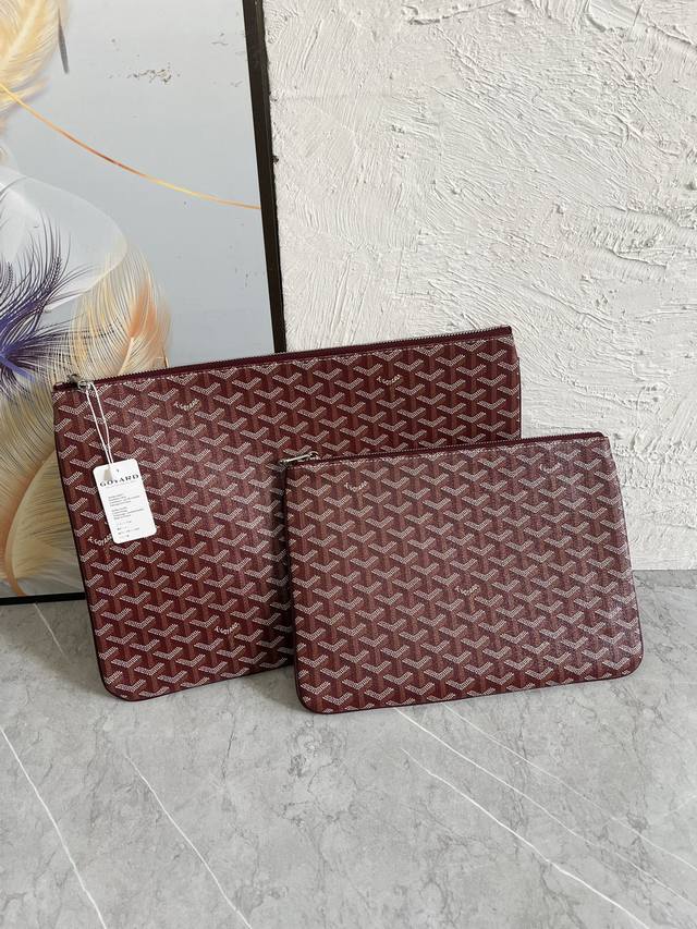 高定原单跑量P大号 小号260 Goyar高雅得手拿包是存放日常个人物品的理想伴侣。可以在日间休闲手包或晚装包间随意切换,更能作为大包里的收纳袋。大号尺寸40* 高定原单跑量P大号 小号260 Goyar高雅得手拿包是存放日常个人物品的理想伴侣。可以在日间休闲手包或晚装包间随意切换,更能作为大包里的收纳袋。大号尺寸40*