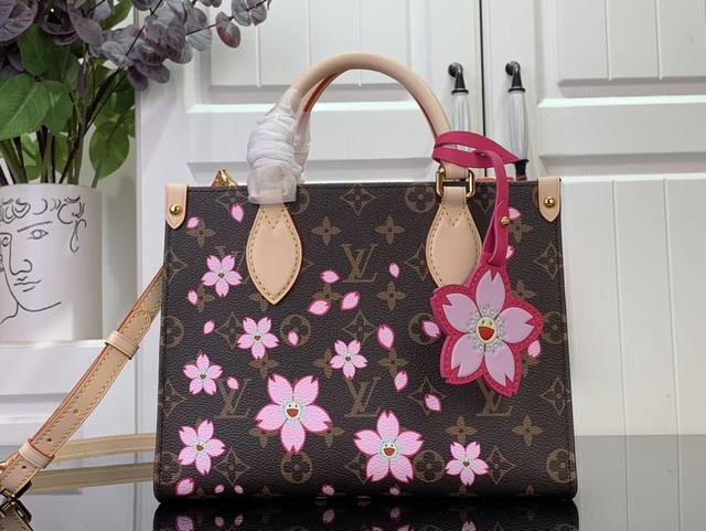 顶级原单 特惠 Onthego 小号手袋 M13269 樱花 村上隆 本款 Onthego 小号手袋出自路易威登 X 村上隆复刻系列,以明丽 Cherry Bl 顶级原单 特惠 Onthego 小号手袋 M13269 樱花 村上隆 本款 Onthego 小号手袋出自路易威登 X 村上隆复刻系列,以明丽 Cherry Bl