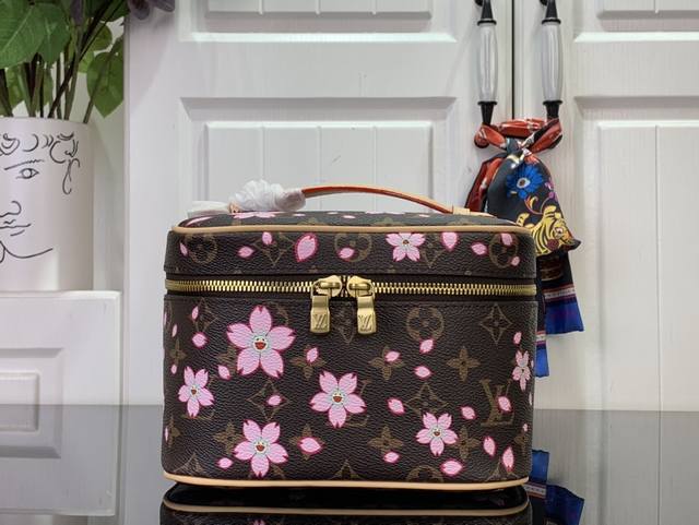 顶级原单 特惠 Lv X Tm Nice 迷你化妆包 M14181 樱花 村上隆 本款 Nice 迷你化妆包取材 Monogram 涂层帆布，以圆润笔触浓缩箱型