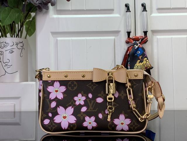 顶级原单 特惠 Lv X Tm Pochette Accessoires 手袋 M13666樱花 村上隆 本款 Pochette Accessoires 手袋为 顶级原单 特惠 Lv X Tm Pochette Accessoires 手袋 M13666樱花 村上隆 本款 Pochette Accessoires 手袋为