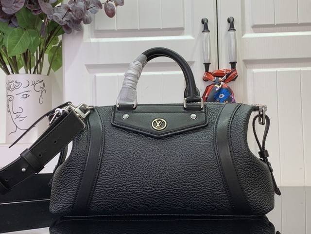 顶级原单 特惠 Nano Lv Biker 手袋 M14623黑色 本款 Nano Lv Rider 手袋出自 2025 春夏系列,为像素化粒面羊皮革融入光滑牛 顶级原单 特惠 Nano Lv Biker 手袋 M14623黑色 本款 Nano Lv Rider 手袋出自 2025 春夏系列,为像素化粒面羊皮革融入光滑牛