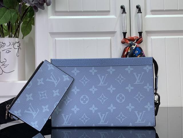 顶级原单 特惠 Gaston Wearable Wallet 手袋 M14114 浅蓝色 Monogram帆布和同系颜色的泰加皮革让人联想到夏天的调色板的“Ga