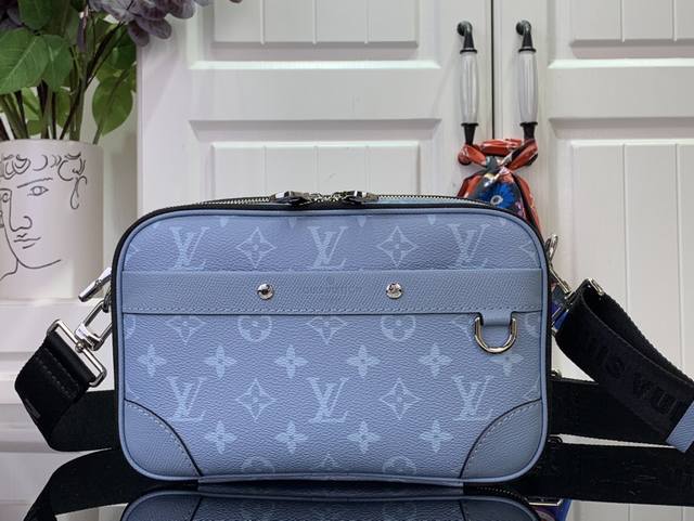 顶级原单 特惠 Alpha 邮差包 M14073 浅蓝色 本款 Alpha 邮差包为 Taga 牛皮革和 Monogram 涂层帆布渲染明亮色调，以精巧设计为都