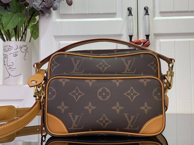 顶级原单 对版五金 Nil 邮差包 M14025 黄皮复古 Pharrell Williams 从品牌典藏中汲取灵感，再度推出 Nil 邮差包。牛皮革搭配 Mo