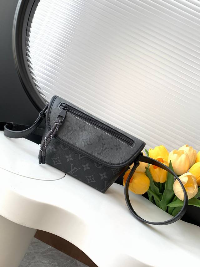 动态变码芯片 顶级原单加强版 M12806 本款Pulse迷你手袋取材Monogram Eclipse涂层帆布，以简洁线条和运动元素传递摩登格调。精巧构型内设主