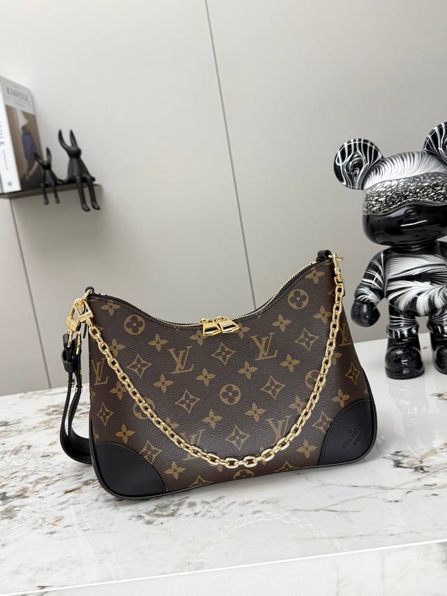 动态变码芯片 顶级原单加强版 M45832老花黄皮 M45831老花黑Odeon 小号手袋，以 Monogram 帆布和加固皮革边角传递复古意味。可调节肩带便于