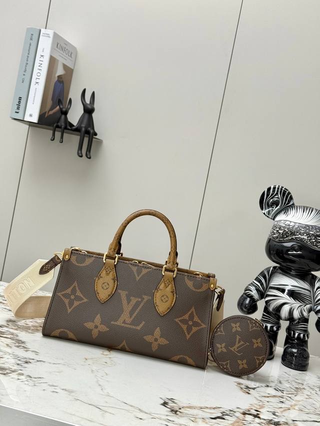 顶级原单芯片版 本款Onthego 托特包融合 Giant Monogram 和 Monogram Reverse 帆布，焕新演绎 East West 的充裕构