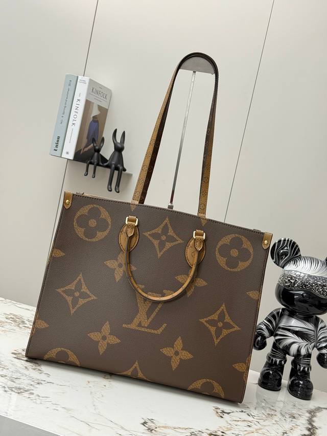 M44576芯片版 新版本 Onthego 手袋在 Monogram Giant 帆布的衬托下醒目迷人，侧边与手柄点缀 Monogram Reverse 图案，