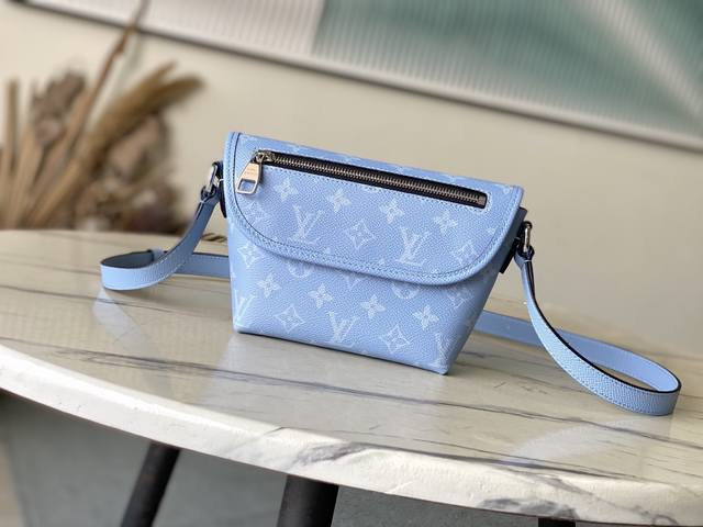 头层皮 顶级原单 M14116 本款Pulse迷你手袋采用Monogram涂层帆布和Taiga牛皮革裁出梯形轮廓，以别致构型释放动感气息。正面翻盖配有拉链袋，方