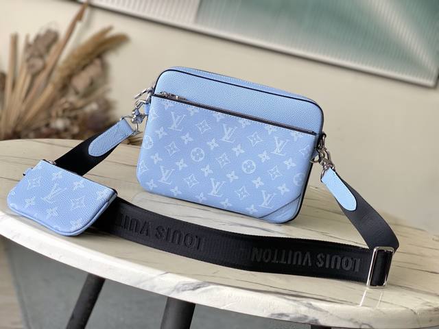 头层皮 顶级原单 M14069 本款Trio邮差包以Taiga牛皮革和Monogram帆布包裹雅致织物内衬。主隔层和可拆卸拉链前袋彰显功能考量,可拆卸零钱包通过 头层皮 顶级原单 M14069 本款Trio邮差包以Taiga牛皮革和Monogram帆布包裹雅致织物内衬。主隔层和可拆卸拉链前袋彰显功能考量,可拆卸零钱包通过