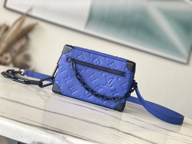 头层皮 顶级原单 M82558 蓝色全皮压花 盒子包系列 Mini Soft Trunk 手袋 本款 Mini Soft Trunk 手袋取材柔软 Tauril