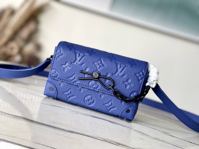 头层皮 顶级原单 M82571 蓝色 本款 Steamer 迷你手袋的链条及饰针开合延续设计师 Virgil Abloh 的标志性笔触，亦是对路易威登 Stea