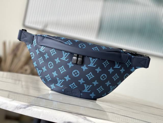 头层皮 顶级原单 M46036 本款Discovery腰包取材柔软Monogram Shadow压纹牛皮革,以复古笔触传递闲适个性。前后拉链袋便于存取手机、钥匙 头层皮 顶级原单 M46036 本款Discovery腰包取材柔软Monogram Shadow压纹牛皮革,以复古笔触传递闲适个性。前后拉链袋便于存取手机、钥匙