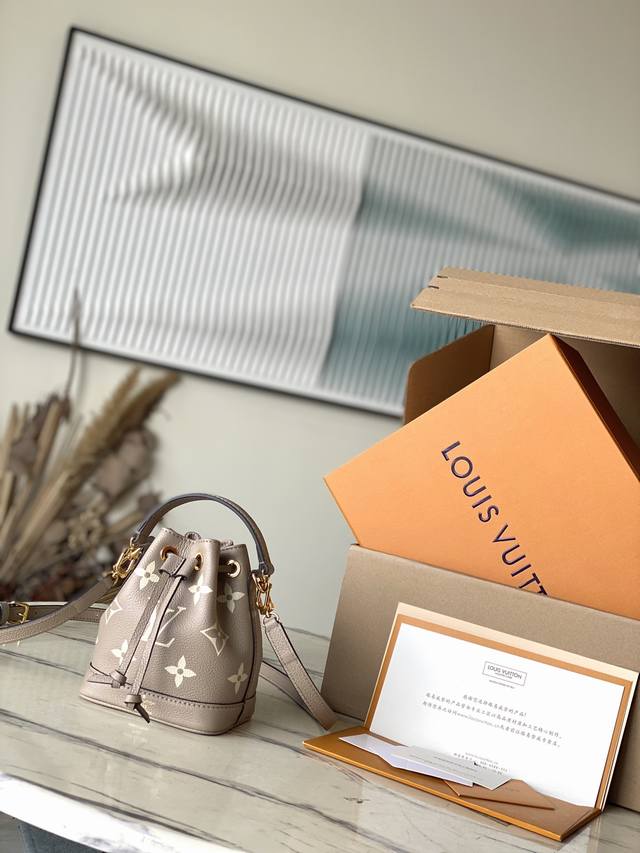 头层皮 顶级原单M46291 灰色 支持专柜验货 免税货拍摄图跟产品一致无拆包装。该产品为市场独家免税货属最高端产品.支持验货.本产品已通过严格检验无瑕疵、触摸