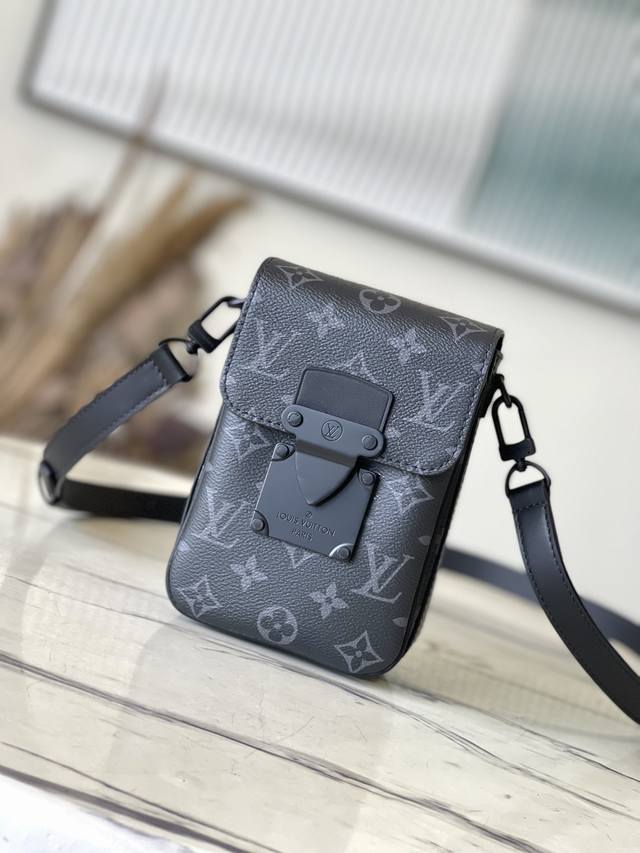 顶级原单 M82252 黑花 全新 S-Lock Vertical Wearable 钱夹将标志性 Monogram 图案压印于雅致 Taurillon 皮革, 顶级原单 M82252 黑花 全新 S-Lock Vertical Wearable 钱夹将标志性 Monogram 图案压印于雅致 Taurillon 皮革,