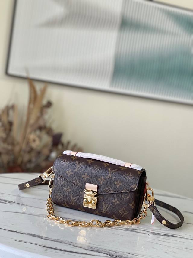 钢五金 顶级原单M46279 老花 Pochette MéTis East West 手袋选用 Monogram 帆布、牛皮革饰边和 S-Lock 锁扣，延续经