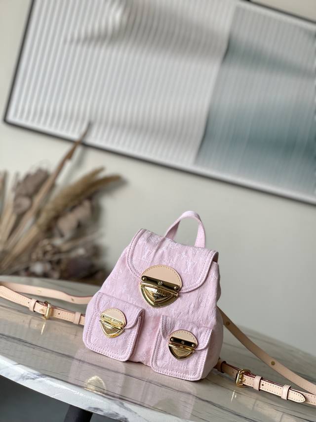 顶级原单 M13031 本款Venice双肩包携经典Monogram Denim图案目回归新季，选用素净棉布铺陈基底，再以精湛水洗工艺营造微泛莹泽的视觉效果。金