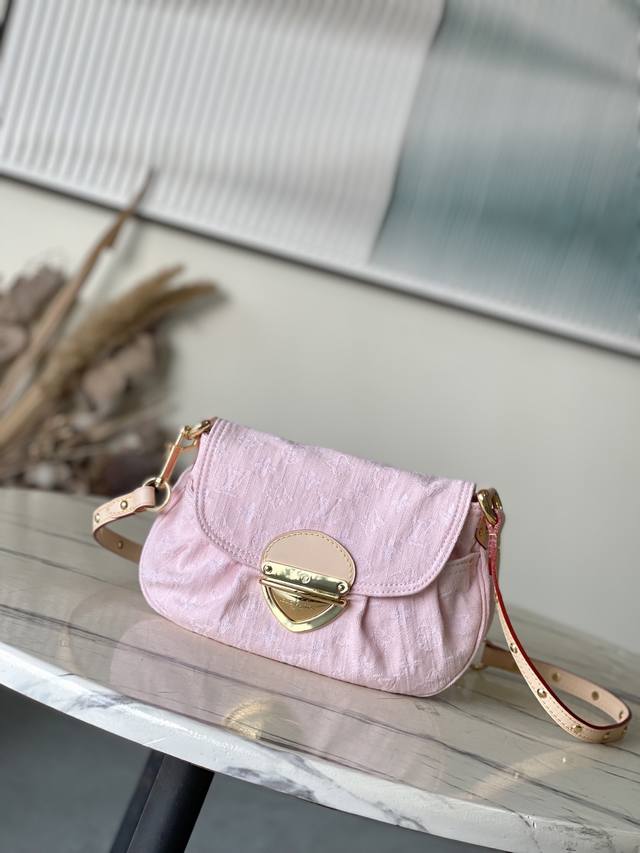 顶级原单 M13347 本款Sunset手袋依托精湛漂白工艺，令诞生于2005年的Monogram Denim图案回归新季视野。光滑皮革饰边和金属插扣点亮考究构