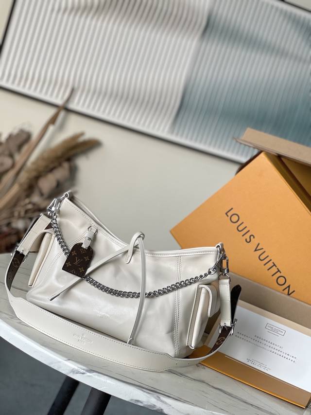 头层皮 顶级原单M12919 奶白色 本款 Carryall Cargo小号手袋以柔软羊皮革塑造时尚慵懒廓形，为 春夏秀场造型增添瞩目姿彩。抛光金属件与触感良好