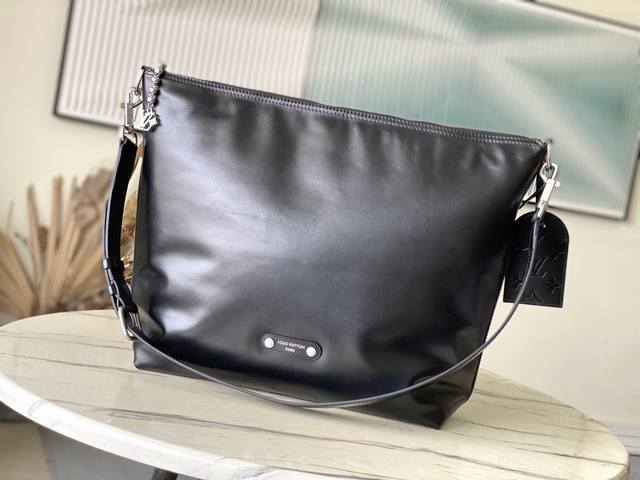 头层皮 顶级原单 M13986 本款Vagabond Hobo手袋以亮面软牛皮革构筑符合人体工学的贴身廓形，无论斜挎或肩背，皆能展露飒爽风姿。金属拉链实现顺畅开