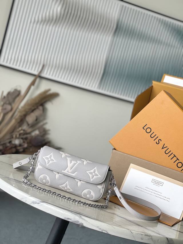 头层皮 顶级原单M14225 本款Wallet On Chain Lvy手袋取材品牌经典Monogram Empreinte皮革，以摩登雅致双色调回归新季。莹泽