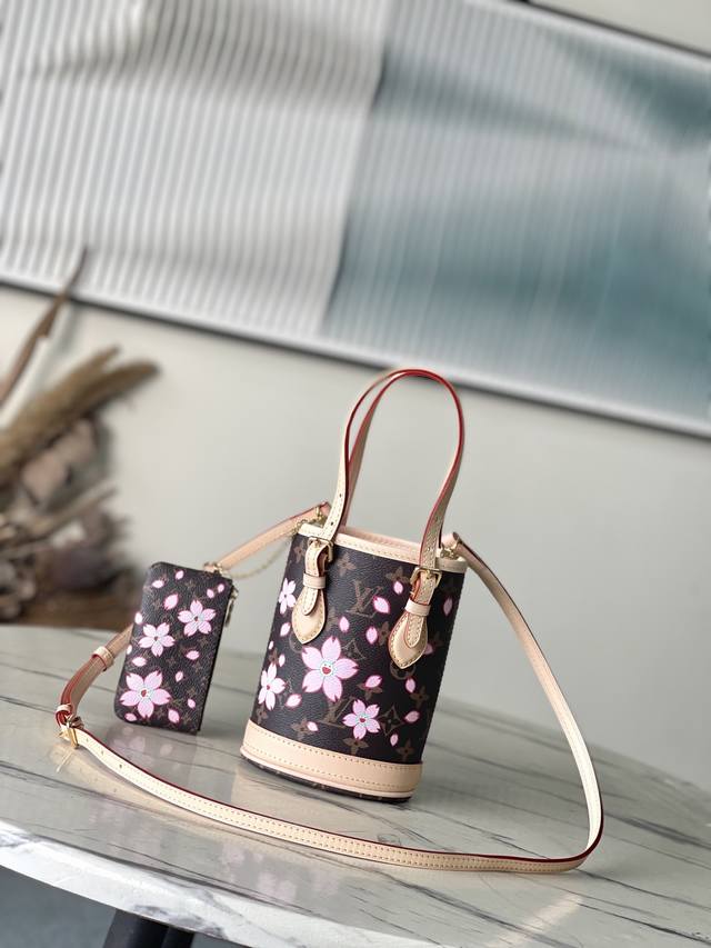 顶级原单 M13417 本款Nano Bucket手袋以经典Monogram涂层帆布构筑精巧设计,借牛皮革饰边和耀目金属件完善整体。包身的Cherry Blos 顶级原单 M13417 本款Nano Bucket手袋以经典Monogram涂层帆布构筑精巧设计,借牛皮革饰边和耀目金属件完善整体。包身的Cherry Blos