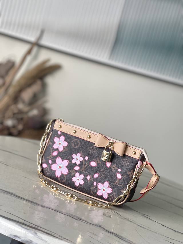 顶级原单 M13666 本款Pochette Accessoires手袋为经典Monogram帆布入村上隆笔下的明媚Cherry Blossom图案，以玩趣格调
