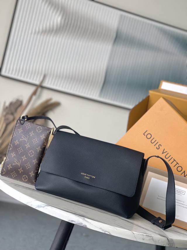 头层皮 顶级原单M13148 经典Low Key系列匠心呈现翻盖新作：本款Low Key Messenger手袋取材柔软牛皮革，以做旧金属挂锁演绎复古风情。可调