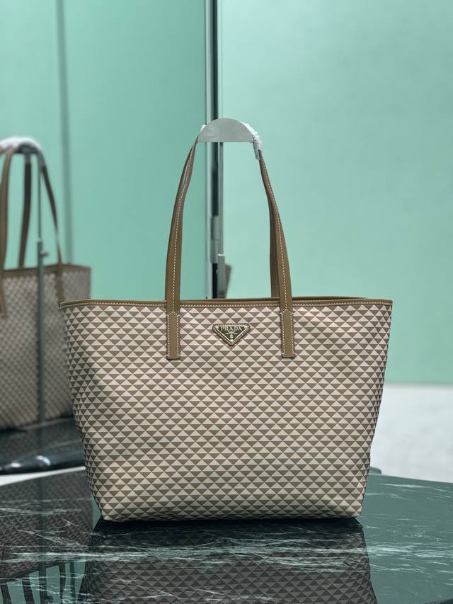 新款托特包 这款Tessuto Triangulum托特包采用进口印花尼龙面料，配十字纹牛皮，三角形图案颜色吸睛夺目，容量空间大，真的巨能装。 尺寸：长33C高