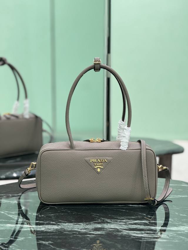 长柄手提包 小号 优雅几何线条勾勒此款手提包的精致廓形，蜿蜒有致，释放现代气息。结构式包身取材皮革，藉由精湛技艺打造，搭载考究细节，彰示品牌的匠心工艺。闪亮金属