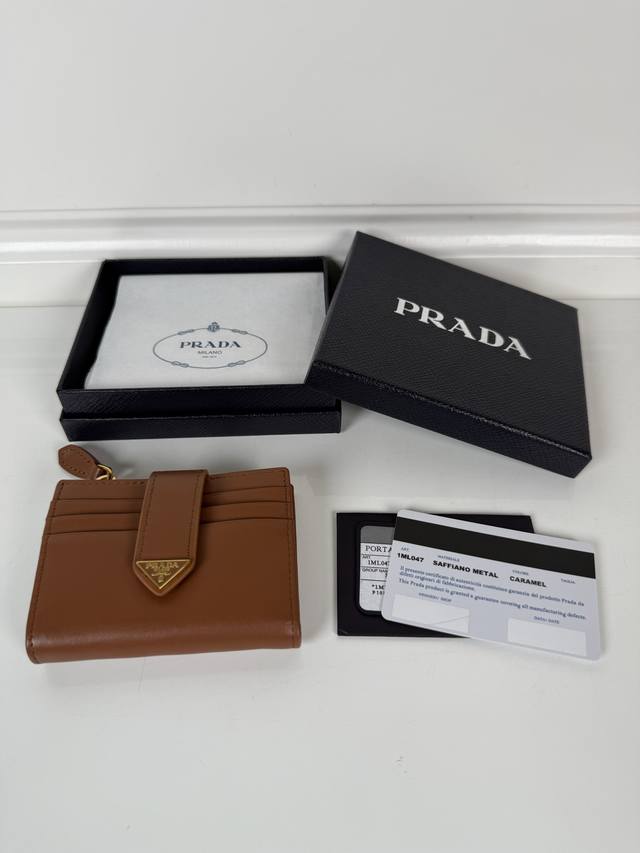 P家最新三角微标卡包,型号1Ml047,焦糖色Saffian进口小牛皮的完美结合,尺寸8×10Cm,一个票据隔层,九个卡槽,拉链式隔层,按扣开合更加实用,设计简 P家最新三角微标卡包,型号1Ml047,焦糖色Saffian进口小牛皮的完美结合,尺寸8×10Cm,一个票据隔层,九个卡槽,拉链式隔层,按扣开合更加实用,设计简