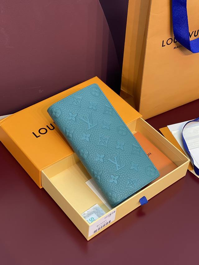 M14251 新绿！ 头层牛皮制作 Brazza 钱夹为柔软 Taurillon 皮革压印 Monogram 图案，内设各式卡位、口袋及大号拉链零钱隔层，成就充