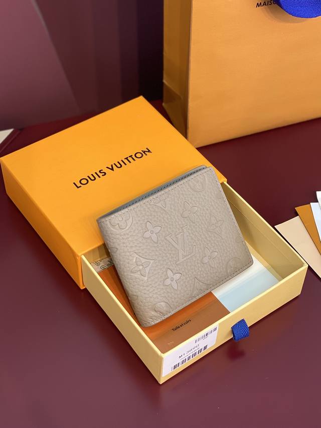 M13890 新灰! 头层牛皮制作 本款 Multiple 钱夹在全粒面 Taurillon 皮革表面描绘经典 Monogram 压纹,塑造紧凑构型和简明线条。 M13890 新灰! 头层牛皮制作 本款 Multiple 钱夹在全粒面 Taurillon 皮革表面描绘经典 Monogram 压纹,塑造紧凑构型和简明线条。