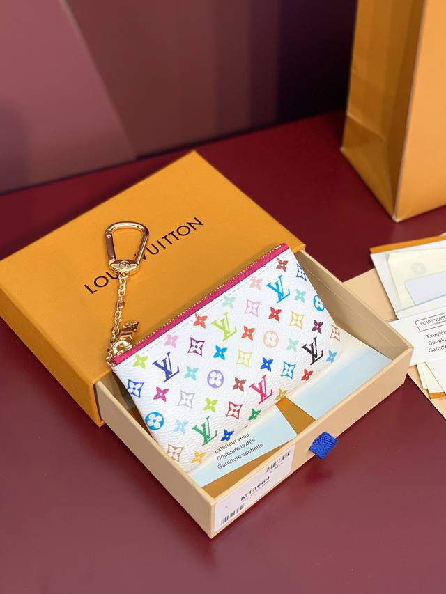 M13664 白彩！Lv X Tm 鑰匙零錢包、這款復刻版Louis Vuitton X Murakami系列的鑰匙零錢包繽紛絢麗，採用塗層帆布製成，充滿活力的