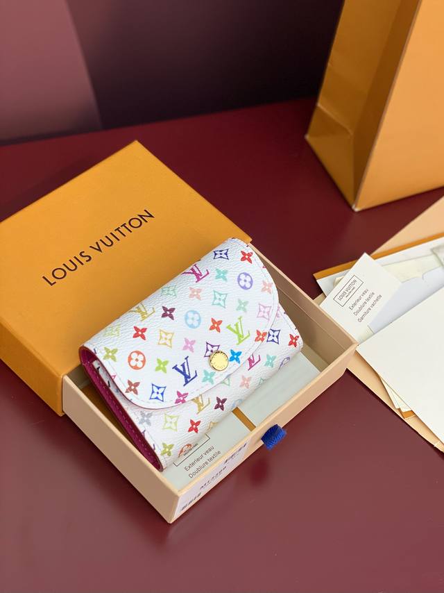 M13399 白彩！Lv X Tm Rosalie 零錢包、這款Rosalie零錢包設計小巧，圓渾的正面翻蓋以金色按扣扣緊，是優雅的日常必備款式。這個復刻版Lo