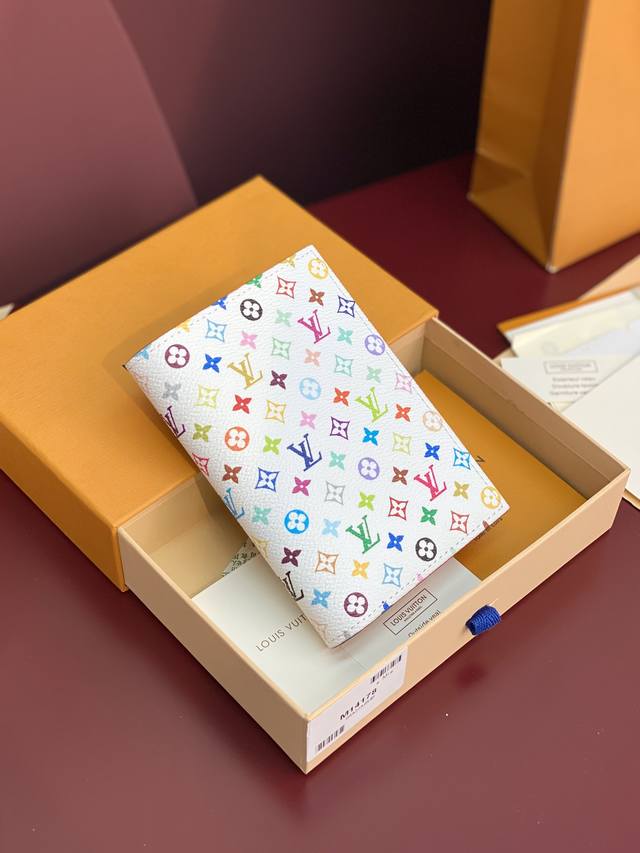 M14178 白彩！Lv X Tm 護照封套這款Louis Vuitton X Murakami系列的經典護照封套以塗層帆布締造樸實設計，並綴以採用藝術家村上隆
