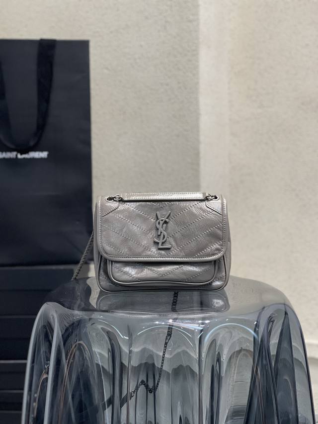 灰色 史上最火爆的Niki 出 Baby Size 啦!轻巧大气!主要是特特特能装!质量完全不用我多说!进口抓皱油蜡牛皮,五金更是特别,表面是由牛皮包裹着包内烫 灰色 史上最火爆的Niki 出 Baby Size 啦!轻巧大气!主要是特特特能装!质量完全不用我多说!进口抓皱油蜡牛皮,五金更是特别,表面是由牛皮包裹着包内烫