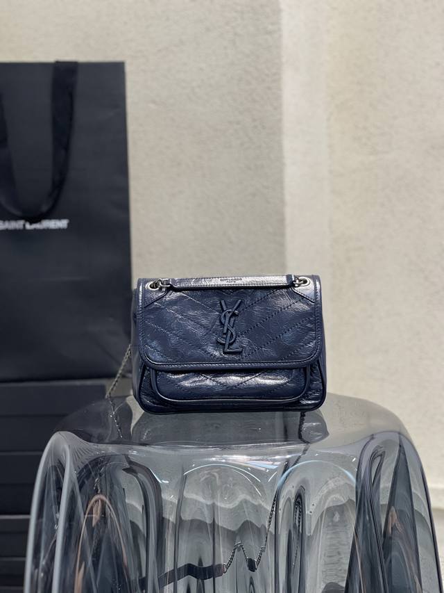 蓝色 史上最火爆的Niki 出 Baby Size 啦！轻巧大气！主要是特特特能装！质量完全不用我多说！进口抓皱油蜡牛皮，五金更是特别，表面是由牛皮包裹着包内烫