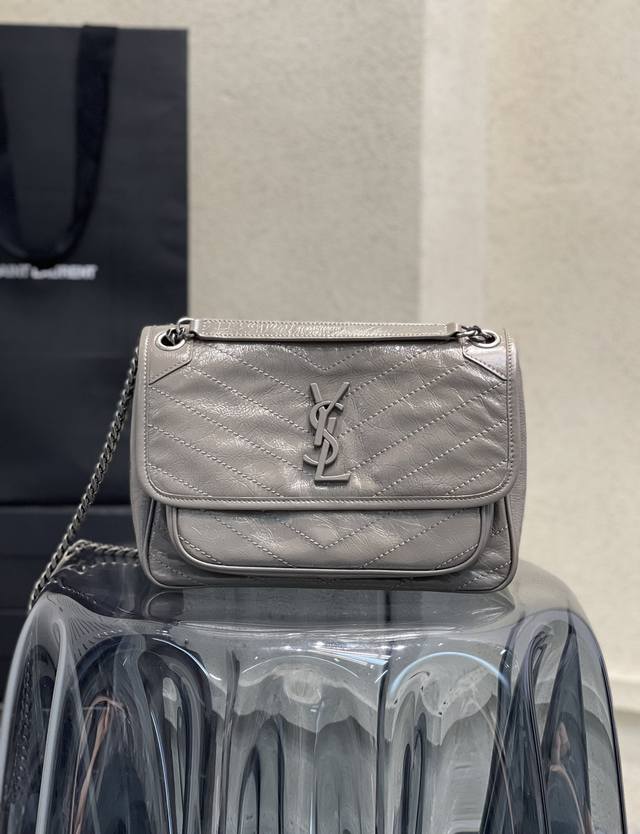 灰色 突破性地采用做旧油蜡牛皮，打蜡出来的效果有点像机车风，超级帅气，经典的人字纹，采用绗缝的工艺，车线工艺精湛，取5股绣线超显档次！ 尺寸：28.20.8 型