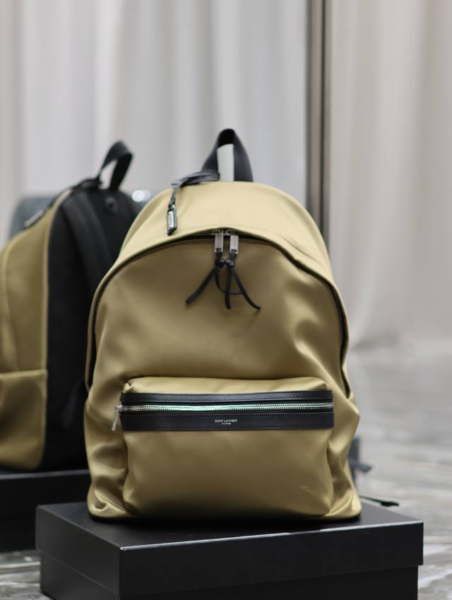 卡其色丝绸面料配牛皮 双肩包到了 专柜限量推出 精工细活的打造出对版布料,搭配进口意大利牛皮,很轻很方便,实用也很能装,简约百搭款,男女通用! 尺寸:30X38 卡其色丝绸面料配牛皮 双肩包到了 专柜限量推出 精工细活的打造出对版布料,搭配进口意大利牛皮,很轻很方便,实用也很能装,简约百搭款,男女通用! 尺寸:30X38