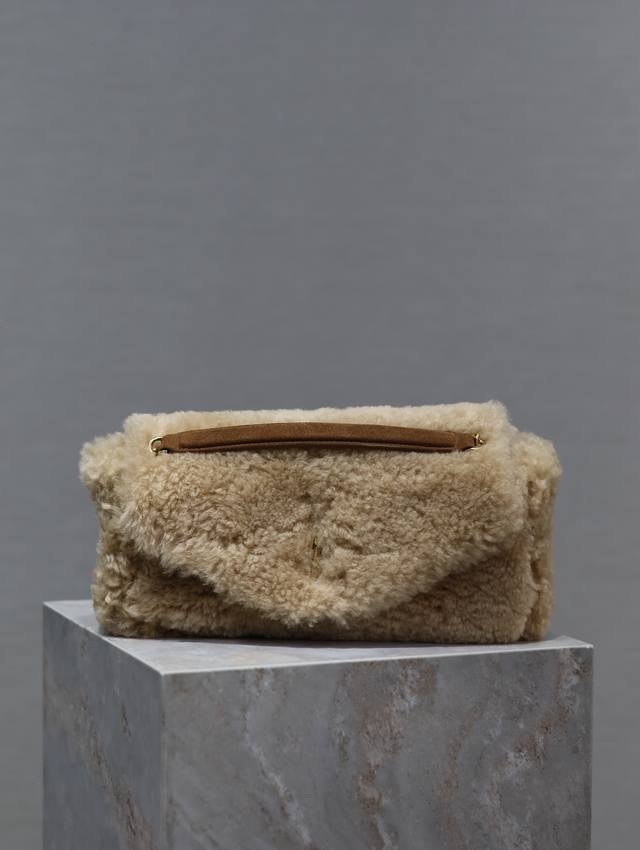 calypso_羊羔毛 最抓人眼球的羊羔毛一定要种草～温柔的驼色包身奶油色羊羔毛绒边缘 保暖软萌的质地特别治愈！ 真心Chic到哭 ！满满的时代感 设计随意又时