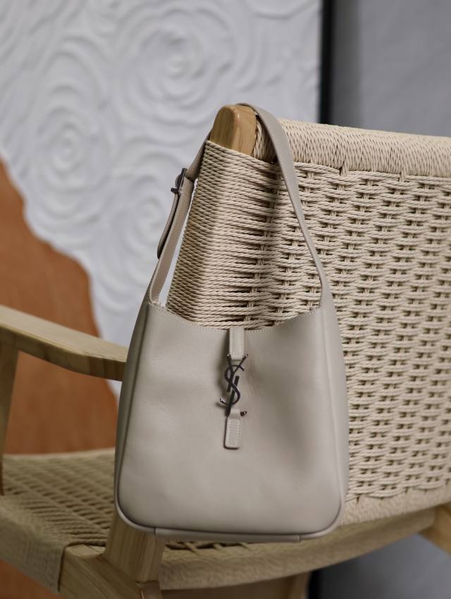 原厂皮 海盐色银扣_ 爆款Le 5A7腋下包 今年大火的中古款腋下包 一直很受欢迎 全皮细腻光滑 包型设计又很简单又高级 容量足够用 轻便能装 又不过时真是太完 原厂皮 海盐色银扣_ 爆款Le 5A7腋下包 今年大火的中古款腋下包 一直很受欢迎 全皮细腻光滑 包型设计又很简单又高级 容量足够用 轻便能装 又不过时真是太完