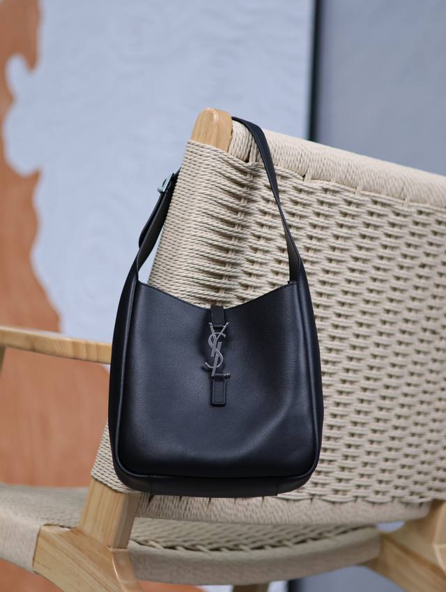 原厂皮 黑色银扣_ 爆款Le 5A7腋下包 今年大火的中古款腋下包 一直很受欢迎 全皮细腻光滑 包型设计又很简单又高级 容量足够用 轻便能装 又不过时真是太完美