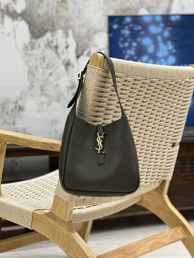 原厂皮 橄榄绿_ 爆款Le 5A7腋下包 今年大火的中古款腋下包 一直很受欢迎 全皮细腻光滑 包型设计又很简单又高级 容量足够用 轻便能装 又不过时真是太完美L