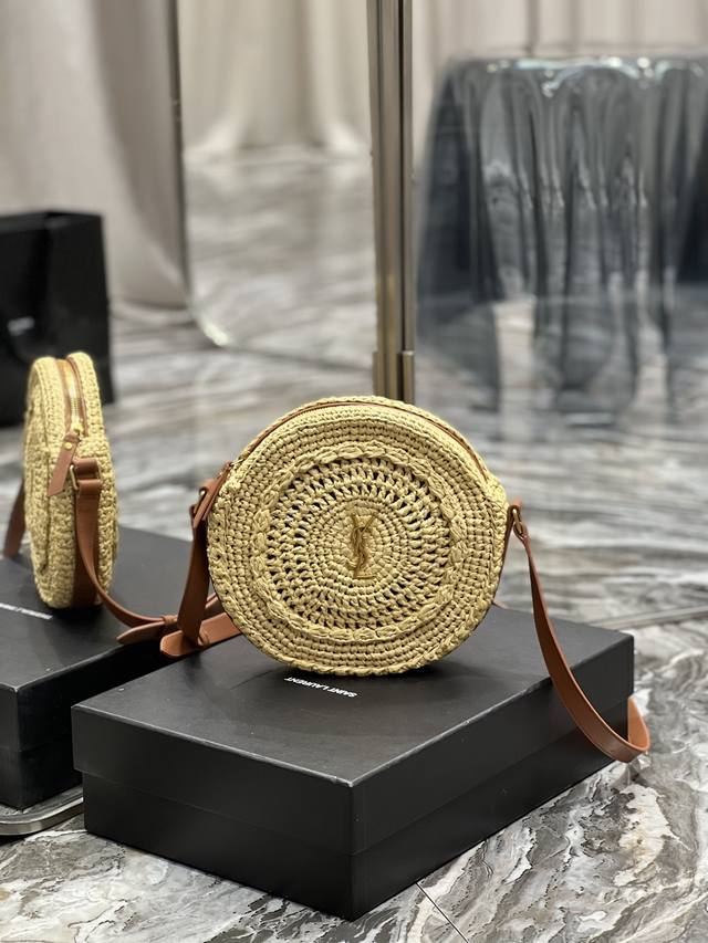 草编包的快落 圆饼编织包来La~ 满满的艺术气息 ，拉菲草编织非常扎实，超有质感，法式慵懒风，日常搭配私服也不会出错单品，进口意大利牛皮和藤条拼接起来的艺术气息