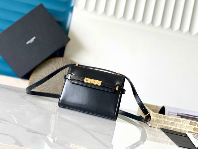 精品原厂皮黑色平纹金扣 Manhattan Mini_腋下 斜挎包 曼哈顿的经典造型,给人一种气场很大的感觉!全包采用原厂牛皮精心制作,翻盖中央的金属搭扣是曼哈 精品原厂皮黑色平纹金扣 Manhattan Mini_腋下 斜挎包 曼哈顿的经典造型,给人一种气场很大的感觉!全包采用原厂牛皮精心制作,翻盖中央的金属搭扣是曼哈