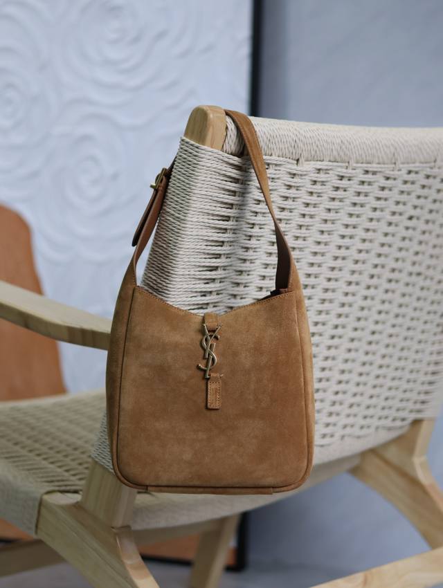 原厂皮 土黄磨砂皮_ 爆款Le 5A7腋下包 今年大火的中古款腋下包 一直很受欢迎 全皮细腻光滑 包型设计又很简单又高级 容量足够用 轻便能装 又不过时真是太完